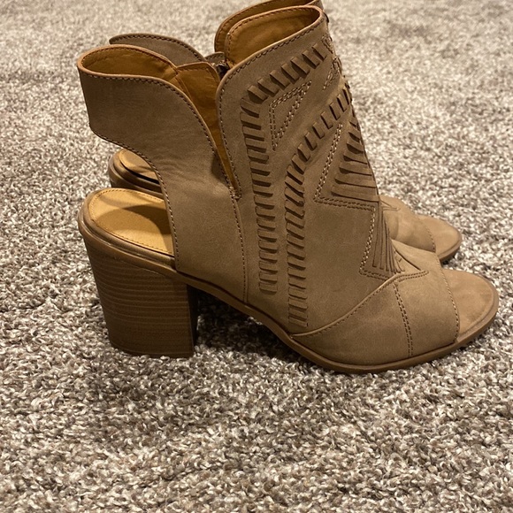 Universal Thread - Picture 2 of 2